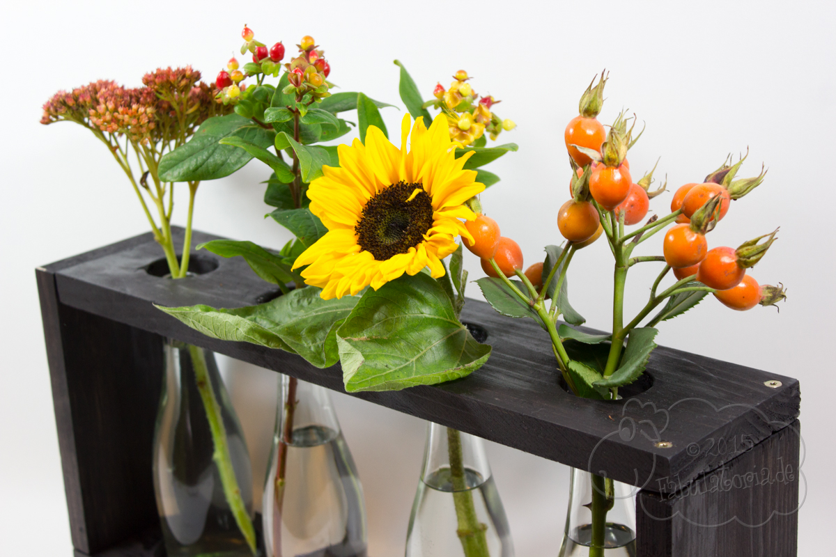 Eine herbstliche Vase aus alten Sektflaschen