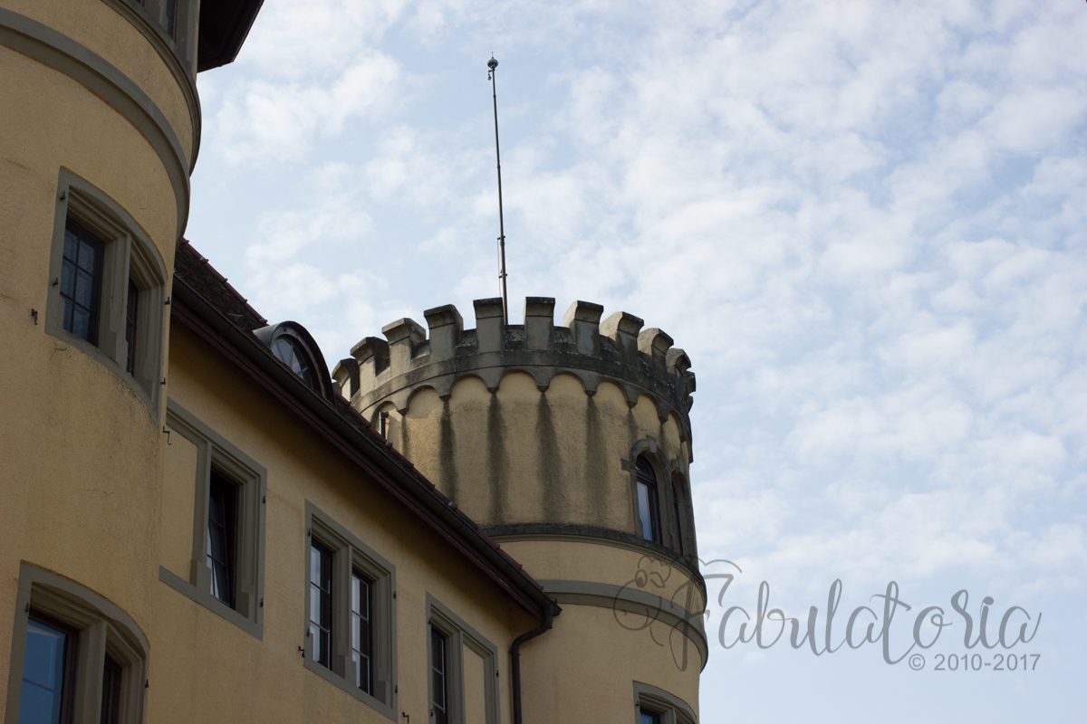 Schloß Königsegg und Waterfallraglan in blau mit Punkten